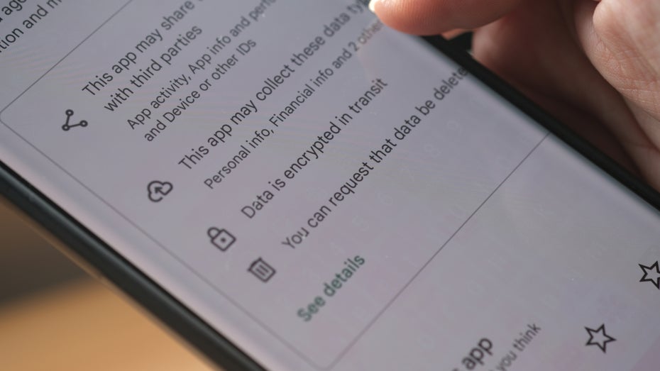 Die Datenschutzangaben für Apps im Google-Play-Store sollen Nutzer:innen eigentlich helfen – allerdings sind sie teilweise falsch und damit irreführend. (Foto: wisely / Shutterstock) Twitter, Tiktok, Whatsapp: Datenschutzangaben im Play-Store oft falsch