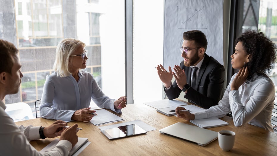 Kommunikation zwischen den Generationen. (Bild: fizkes / shutterstock) Gen Z: Viele Ansprüche, kaum Arbeitsmoral? So geht die Zusammenarbeit