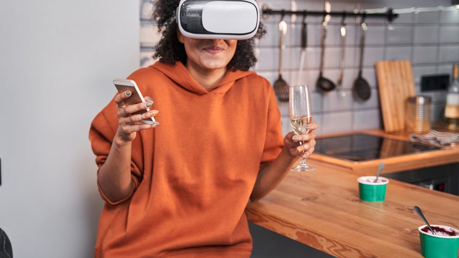 Kann Flirten mit Fremden im virtuellen Raum die monogame Beziehung stärken? Psycholog:innen sagen: „Ja!“ (Foto: Olena Yakobchuk/ Shutterstock.com) Ohne Reue: VR-Flirten soll gegen Fremdgehen helfen