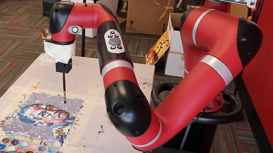 Roboterarm mit befestigtem Pinsel malt Bild. (Foto: Carnegie Mellon University Pittsburgh)