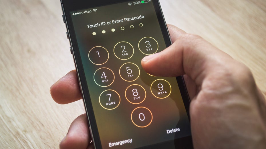 Mit dem Code des iPhones können Diebe große Schäden anrichten. (Foto: Wachiwit / Shutterstock) iPhone-Pin zu unsicher: Kontodiebstähle häufen sich – das können User jetzt tun
