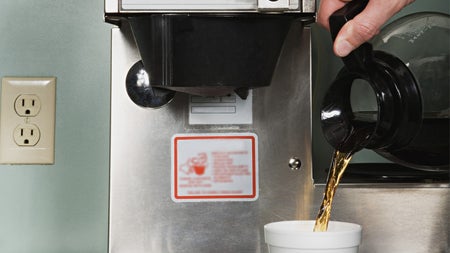 Gerichtsurteil: Sturz beim Kaffeeholen gilt als Arbeitsunfall