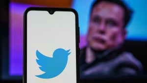 Nur 28 neue Twitter-Blue-Abos – jetzt verleiht Musk auch Toten Häkchen und riskiert Klagen