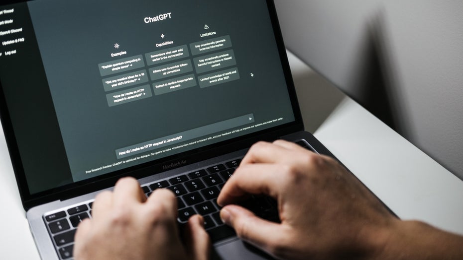 ChatGPT könnte Alltag werden. (Foto: Iryna Imago/Shutterstock) Bitkom-Umfrage: Jede sechste Firma plant Einsatz von KI-Bots wie ChatGPT
