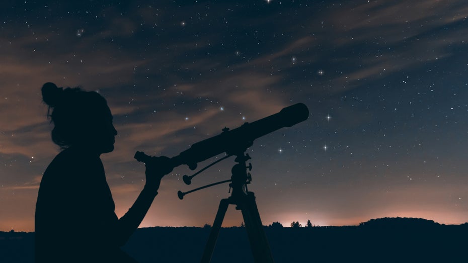 Über dem Ärmelkanal zwischen England und Frankreich ist in der Nacht vom 13. Februar der Asteroid Sar2667, später umbenannt in 2023 CX1, verglüht. (Symbolbild: Shutterstock/Allexxandar) Astronomin mit Teleskop. (Symbolbild: Shutterstock/Allexxandar)