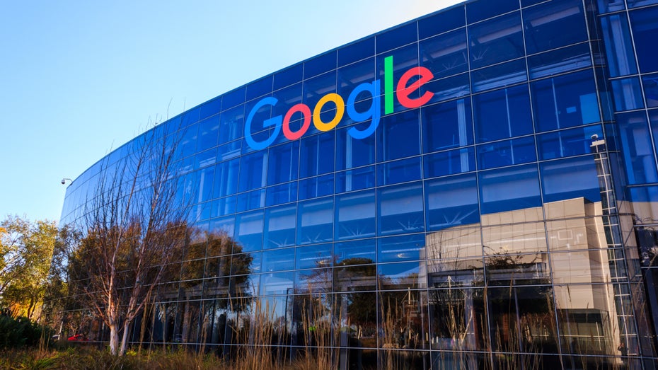 Angriffe aus dem eigenen Team? Sind bei Google von oberster Stelle beauftragt – wenn auch mit gewissen Einschränkungen. (Foto: Shutterstock / achinthamb) Google-Headquarter im kalifornischen Mountain View (Bild: Shutterstock / achinthamb)