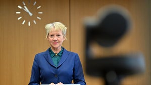 BAG-Präsidentin verteidigt Stechuhr-Urteil: Vertrauensarbeitszeit „nicht passé”