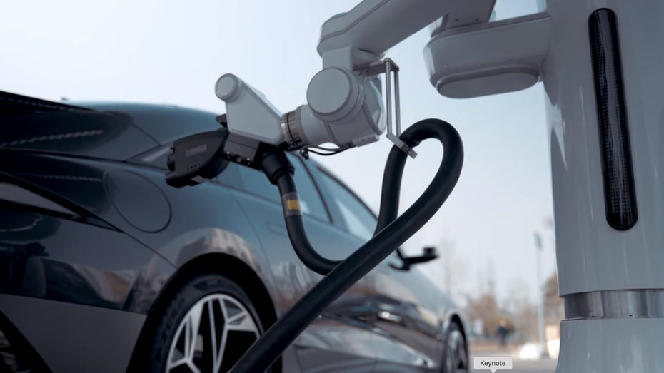Hyundai: Neuer Roboter ACR lädt Elektroautos vollautomatisch Array