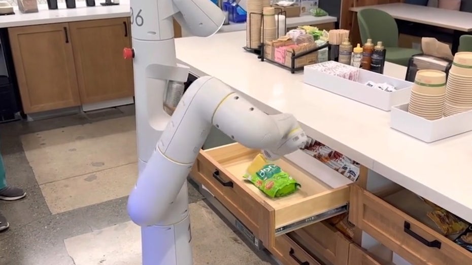 Die Tüte Chips kommt sofort! (Screenshot: Google / t3n) Googles Palm-E: Das Robotergehirn, das Befehle entgegennimmt