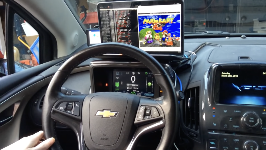 Realistischer geht kaum. (Screenshot: Youtube) Mit diesem Emulator könnt ihr euer Auto als Mario-Kart-Controller benutzen