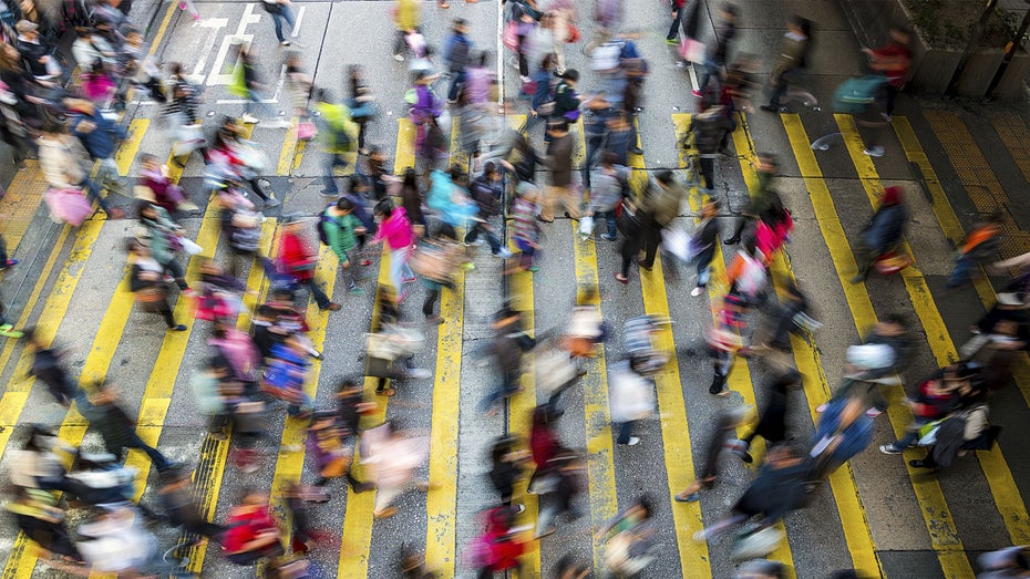 Menschenmengen bewegen sich unbewusst organisiert. (Foto: Shutterstock / Daniel Fung) Theorie von Einstein inspiriert: Wie sich Fußgänger unbewusst organisieren
