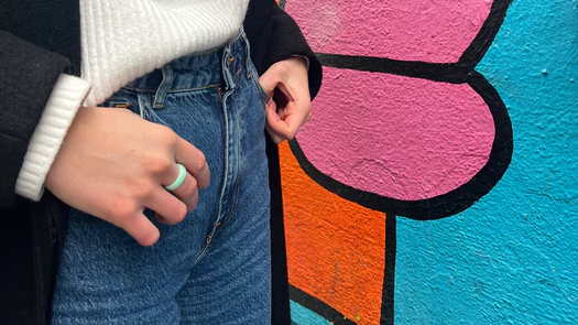 Bislang gibt es den Ring nur in einer Farbe: grün. Sie steht für: Ich bin Single und möchte angesprochen werden. (Foto: Pear) „Noch-nicht-Ehering“ für Singles: Dieser Ring soll Dating-Apps überflüssig machen