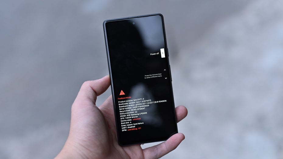 Googles Pixel 7a auf frühen Hands-on-Fotos. (Foto: Zing News) Pixel 7a geleakt: So sieht Googles nächstes Budget-Smartphone aus