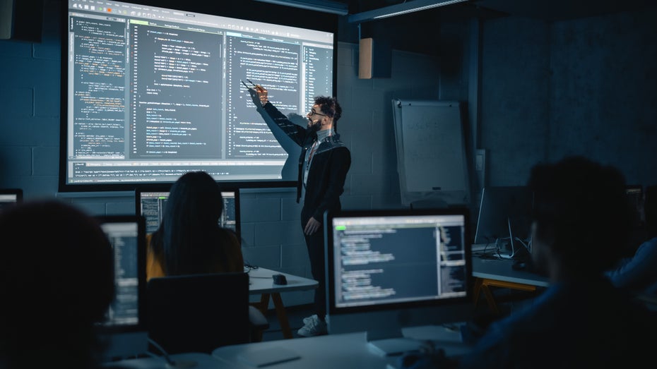 Programmieren: KI hilft bei lästigen Routine-Arbeiten. (Bild: Gorodenkof/Shutterstock) Programmieren KI
