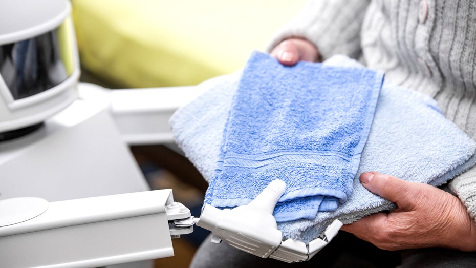 Wenn Algorithmen entscheiden, wann Senioren genug Pflege bekommen haben. (Foto: Miriam Doerr Martin Frommherz / Shutterstock) Krankenversicherung: KI entscheidet, wann Senioren wieder gesund sind