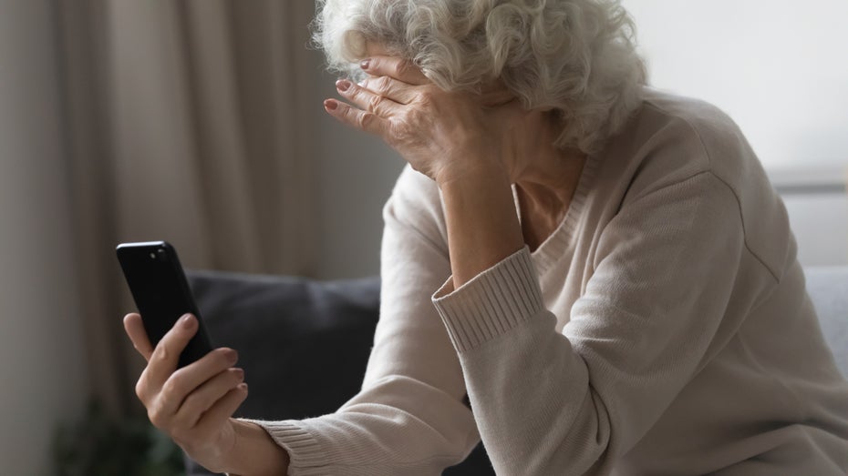 Gerade ältere Leute fallen immer wieder auf Trickbetrüger herein. (Foto: Fizkes/Shutterstock) Telefonbetrug: So erkennt ihr, wenn der Sohn in Not eine KI ist