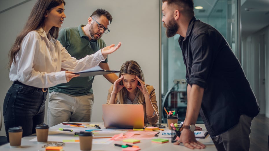 Stress am Arbeitsplatz kann von einer toxischen Führungskraft kommen. (Foto: Zamrznuti tonovi / Shutterstock) Chefs mit geringem Selbstwertgefühl sorgen für Stress am Arbeitsplatz