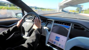 Tesla: Ermittlungen wegen abfallender Lenkräder und Autopilot-Problemen
