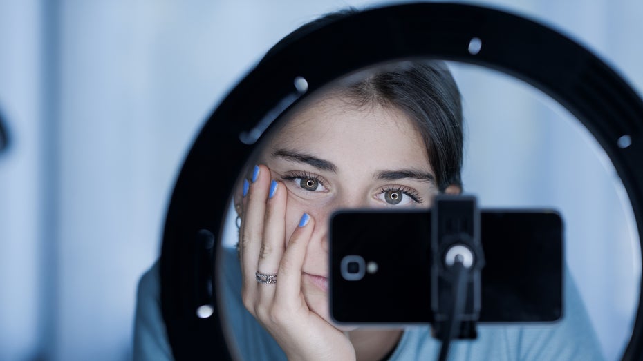 Bei Tiktok wird die Bildschirmzeit für Minderjährige künftig automatisch beschränkt. (Foto: Stock-Asso / Shutterstock) Tiktok schränkt Bildschirmzeit ein: So lange können Jugendliche scrollen