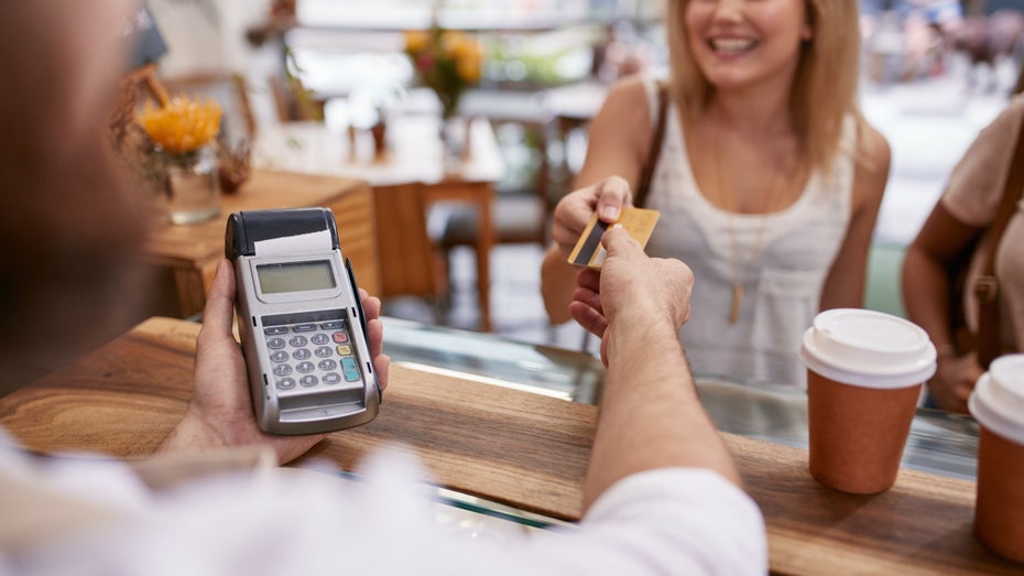 Trinkgeld geben bei Kartenzahlung: Wie macht man das und bei wem landet es?