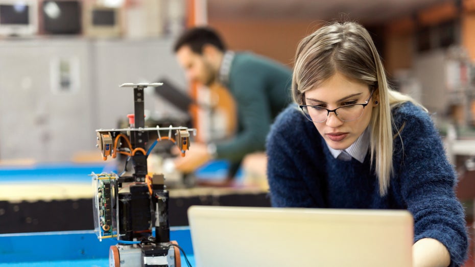 Gender Digital Gap: Berufstätige Frauen hängen digital hinterher