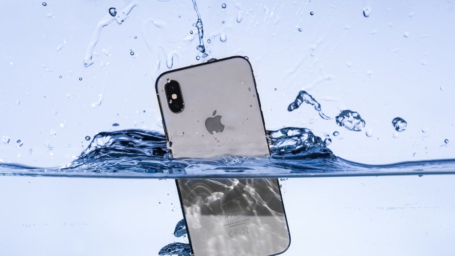 iPhone im Wasser – nach 7 Tagen noch funktionsfähig? (Bild: Austris Antons/Shutterstock) iPhone im Wasser