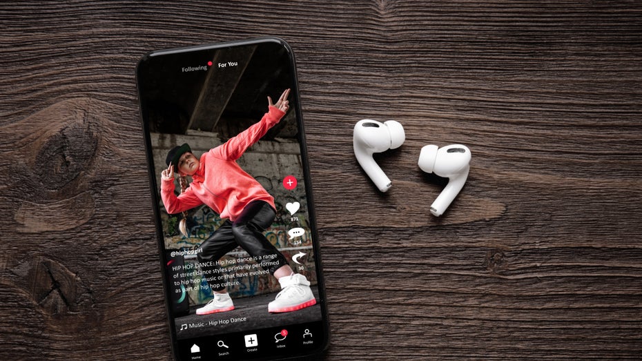 Tiktok war lange für seinen Empfehlungsalgorithmus bekannt – jetzt soll es auch ohne gehen. (Foto: Kaspars Grinvalds/ Shutterstock) t3n Catch up: Warum es Tiktok bald ohne Algorithmus geben soll