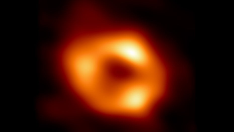 Die unwirtliche Umgebung des schwarzen Lochs im Zentrum unserer Galaxie verhindert normalerweise, dass sich ein Stern wie zum Beispiel unsere Sonne bilden kann. Babystern X3a könnte das Gegenteil beweisen. (Bild: Shutterstock / mapush) Schwarzes Loch Sagittarius A*. (Bild: Shutterstock / mapush)
