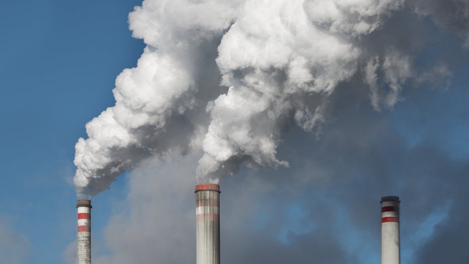 Wenn die Quantencomputer erfolg haben, dürften solche qualmenden Schlote bald nicht mehr klimaschädlich sein. (Foto: kamilpetran/Shutterstock) Quantencomputer sollen gegen die Klimakrise helfen