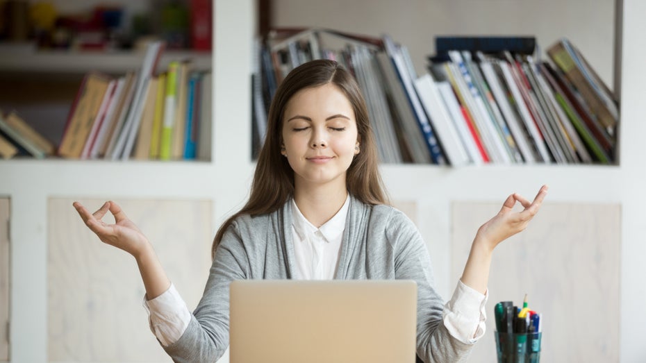 Regelmäßige Pausen tragen nicht nur zu unserem Wohlbefinden, sondern auch zu unserer Leistungsfähigkeit bei. (Bild: Shutterstock / fizkes) Alle 80 Minuten: Warum uns strategisch geplante Pausen leistungsfähiger machen