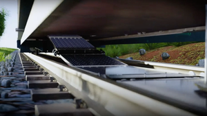Ausrollbare „Solarteppiche”: Dieses Startup will Solarmodule auf Bahnstrecken verlegen