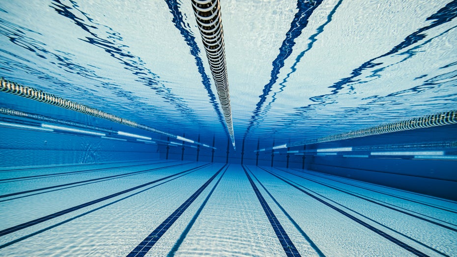 Rechenzentren könnten öffentliche Schwimmbäder retten und damit auch noch ein wichtiges Problem lösen. (Foto: Andrei Armiagov/ Shutterstock.com) Großbritannien: Rechenzentren heizen öffentliche Schwimmbäder – für lau