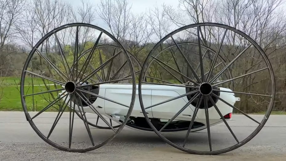 Fährt: Tesla Model 3 mit 3-Meter-Rädern im Kopfüber-Modus. (Screenshot: Youtube/Whistlindiesel, t3n) Tesla Model 3 Wagenrädern