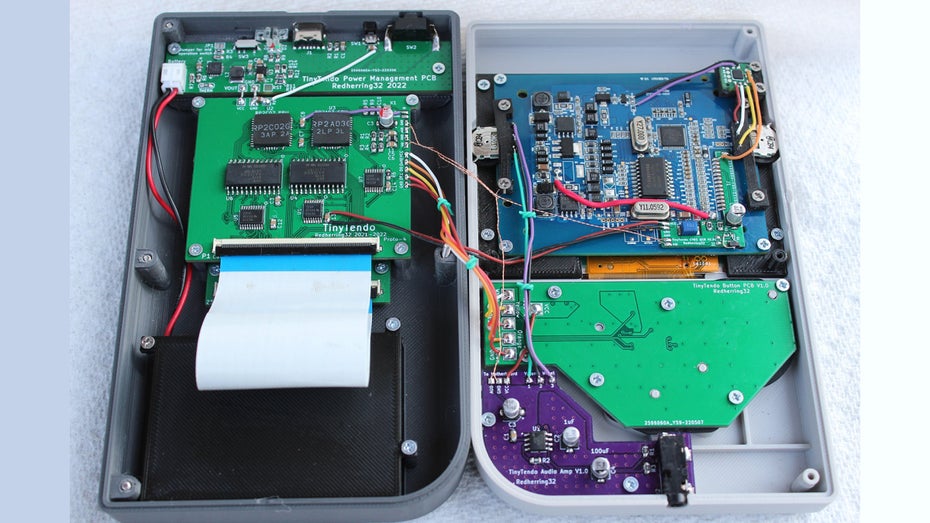 Auf GitHub zeigt der Modder, wie ihr das Projekt nachmachen könnt. (Foto: GitHub / Redherring32) Nintendo Mini: Modder schrumpft das NES auf Gameboy-Größe – und erntet Kritik