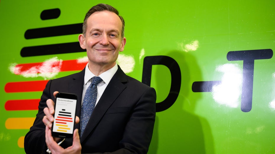 Das 49-Euro-Ticket (Deutschlandticket) steht in der Kritik – schon wieder. (Foto: Sebastian O Photography/Shutterstock) 49-Euro-Ticket: Verbraucherzentrale kritisiert Verbraucherfalle Online-Ticket