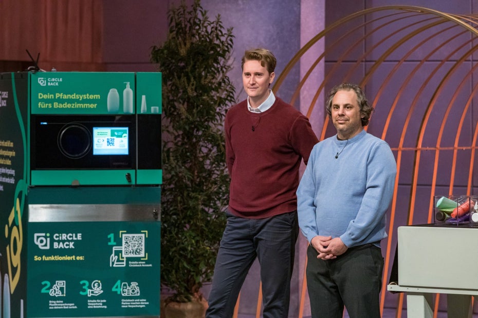 Brett Dickey (right) and Kimani Michalke present “Circleback”, a deposit system for FMCG packaging.  (Image: RTL)