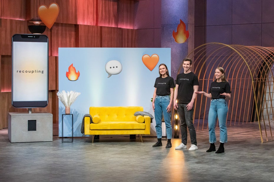 Johanna Lubig (l.), Tom Haubner und Jaane Henning präsentieren die Paartherapie-App „recoupling“. Sie erhoffen sich ein Investment von 150.000 Euro für 10 Prozent der Anteile an ihrem Unternehmen. (Bild: RTL Plus)