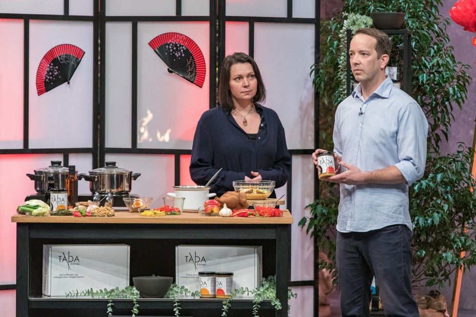 Jessica und Matthias Bruckhoff präsentieren mit „Tada Ramen“ fertige Ramen aus dem Glas. (Bild: RTL)