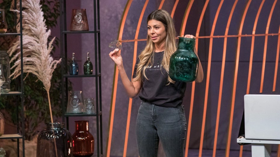 Gründerin Lisa Mathieu präsentiert mit „The Way Up“ Re- und Upcyclingprodukte im Interiorbereich. (Bild: RTL)
DHDL-Nachlese: Vasen aus Altglas, Misosuppe und zwei Startups ohne Deal