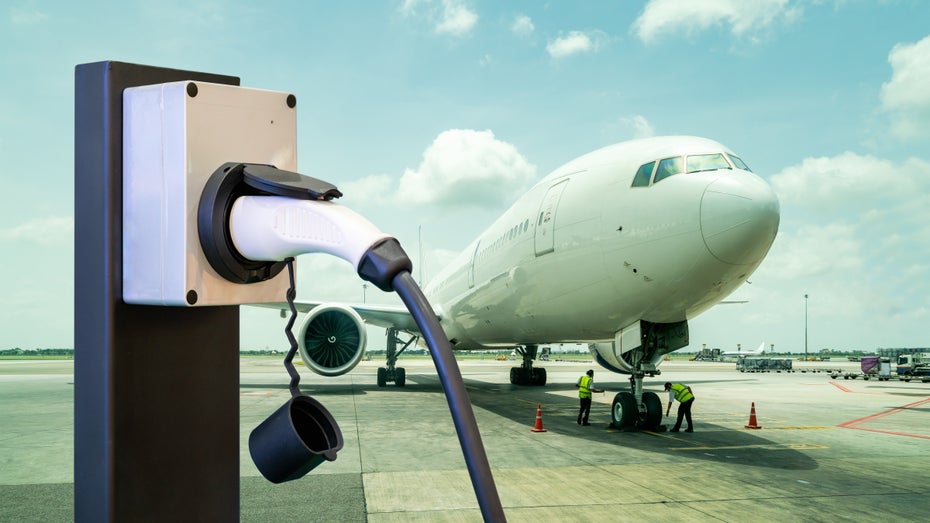 Symbolbild: Neuen Batterien sollen ermöglichen, was bisher Wasserstoffflugzeugen vorbehalten war: viele Passsagiere zu transportieren. (Bild: Surasak_Photo/ Shutterstock.com) CATL: Neue Superbatterie soll E-Flugzeuge antreiben – dank doppelter Energiedichte