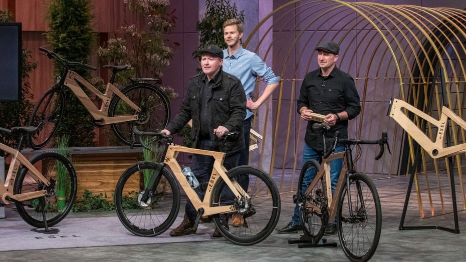Christoph Fraundorfer (l.), Heinz Mayrhofer (r.) und Markenbotschafter Joey Kelly präsentieren mit My Esel ein individualisierbares Holzfahrrad. (Bild: RTL Plus) Joey Kelly bei DHDL: „Das ist richtig was Geiles!“