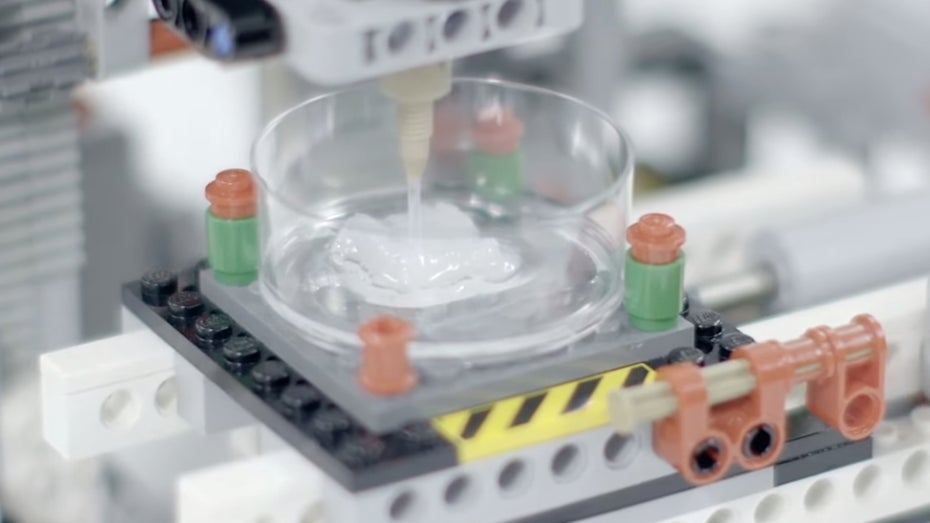 Lego kann so einiges! (Screenshot: Youtube) Dieser Bioprinter aus Lego druckt menschliche Haut