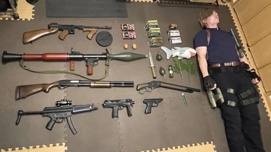 Das soll alles in einen durchschnittlichen Aktenkoffer passen? (Foto: Reddit) Volles Inventar: „Resident Evil 4“-Fan zeigt, wie viel Leon tatsächlich tragen muss