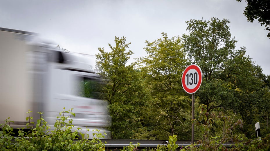 Ein Tempolimit könnte wirtschaftlich sinnvoll sein. (Foto: Shutterstock / StockTom) Tempolimit könnte Deutschland fast eine Milliarde Euro jährlich bringen