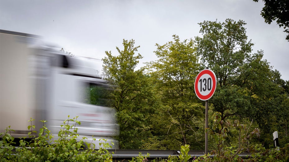 Tempolimit könnte Deutschland fast eine Milliarde Euro jährlich bringen