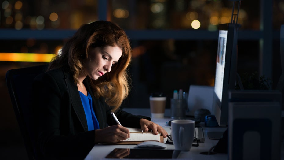 Wer Tag und Nacht arbeitet, riskiert seine Gesundheit. (Foto: Dragon Images / Shutterstock) Wenn Arbeit zur Sucht wird: Studie zeigt negative Auswirkungen auf die Gesundheit