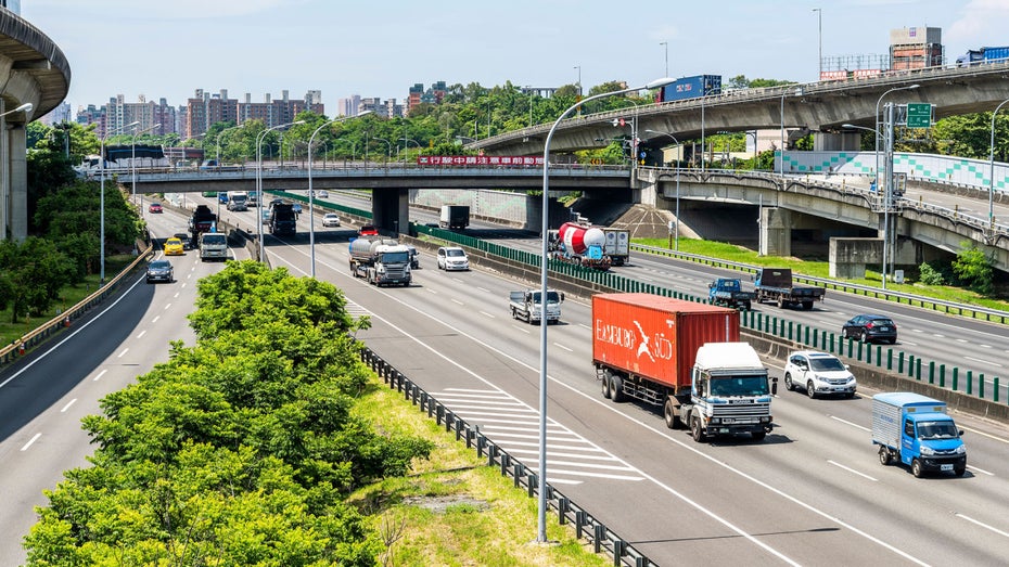 Das Verkehrsministerium möchte mehr Verkehr auf Autobahnen. (Foto: Shutterstock / Jack Hong) Klimaschutz durch Straßenverkehr: Verkehrsminister setzt auf Lkw statt Bahn