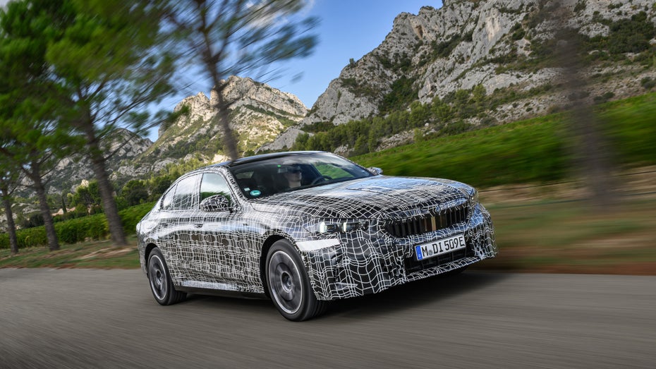 BMW i5: E-Auto mit automatischem Spurwechsel per Blick in den Außenspiegel BMW i5: E-Auto mit automatischem Spurwechsel per Blick in den Außenspiegel