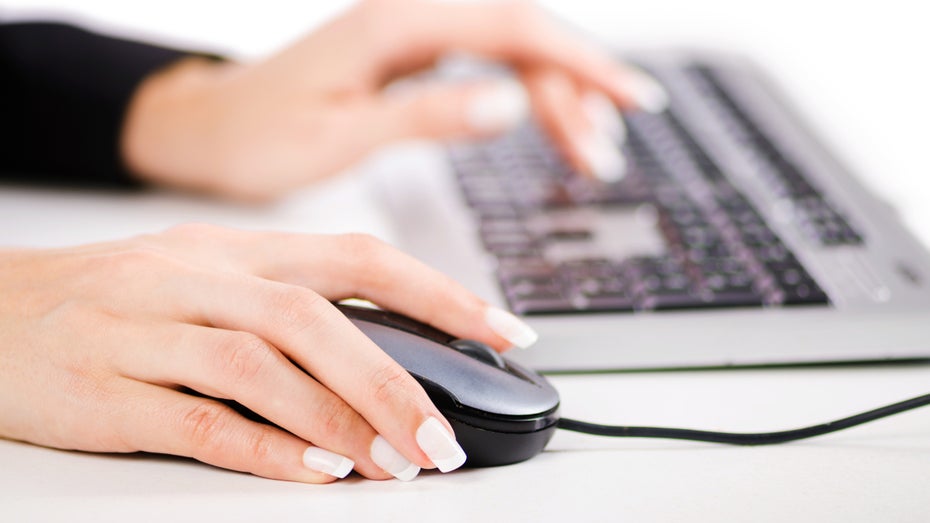 Die Bewegungen der Maus und das Tippen auf der Tastatur verraten viel über das individuelle Stresslevel. (Foto: Elnur/ Shutterstock.com) Stress am Arbeitsplatz: Deine Tastatur verrät mehr als ein EKG