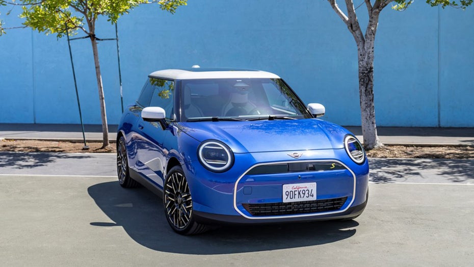 Der neue Cooper bekommt neue Frontlichter. (Foto: Car Magazine) So sieht der neue Mini Cooper Electric 2024 aus
